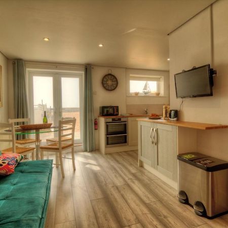 Pass The Keys Shore To Please - Sea Views And Beach Front Modern 1Bed Apt With Sofabed Portsmouth Eksteriør bilde