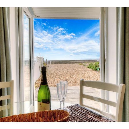Pass The Keys Shore To Please - Sea Views And Beach Front Modern 1Bed Apt With Sofabed Portsmouth Eksteriør bilde