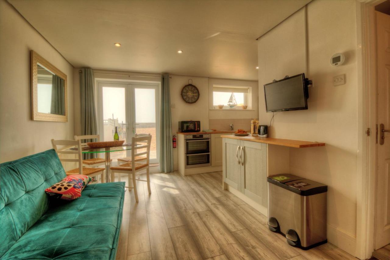 Pass The Keys Shore To Please - Sea Views And Beach Front Modern 1Bed Apt With Sofabed Portsmouth Eksteriør bilde
